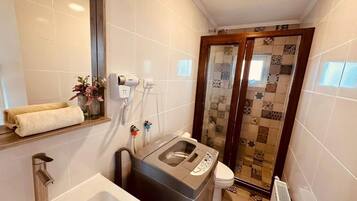 Classic Cottage | Bathroom | Free toiletries, hair dryer