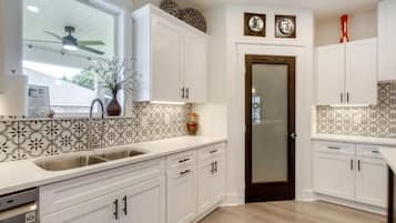 Jääkaappi, mikroaaltouuni, uuni, liesi