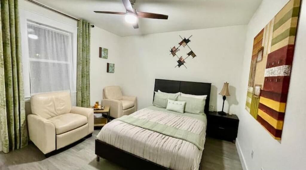 3 間睡房、書桌、熨斗/熨衫板、可攜式嬰兒床