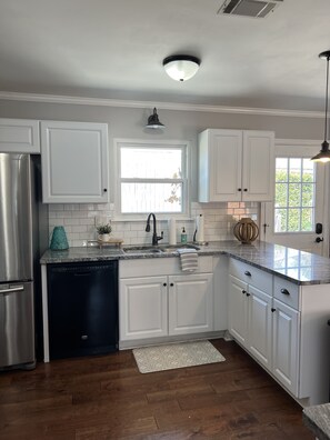 Fridge, microwave, oven, stovetop - Lovely Home:Close to Medical District:3.2 to Augusta National, for Golf Lovers! (Augusta)