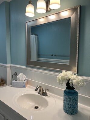 Hair dryer, towels, soap, shampoo - Lovely Home:Close to Medical District:3.2 to Augusta National, for Golf Lovers! (Augusta)