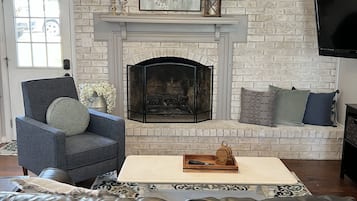 Smart TV, fireplace