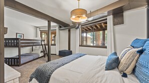 3 bedrooms, WiFi, bed sheets - Truckee Tranquility at The Pinebear Cabin (Truckee)