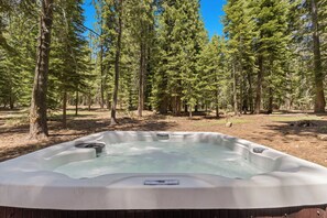 Outdoor spa tub - Truckee Tranquility at The Pinebear Cabin (Truckee)