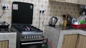 Una cocina compacta con estufa a gas, horno y una pequeña zona de encimera.