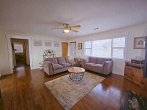 Una televisión, una chimenea, una oficina