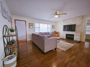 Televisión, chimenea, oficina