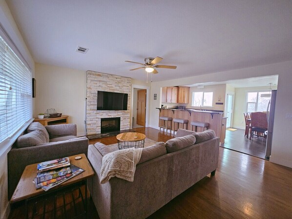 Una televisión, una chimenea, una oficina