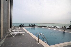 Kolam renang terbuka bermusim 