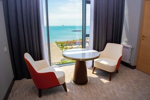 Deluxe Double Room | Peralatan tempat tidur premium, peti besi dalam bilik 