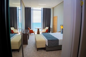 Deluxe Double Room | Peralatan tempat tidur premium, peti besi dalam bilik 