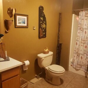 Bathroom - Music Cottage on the Pond (Newberry Springs)