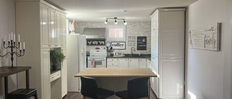 ثلاجة، ميكروويف، فرن، موقد طهي مسطح