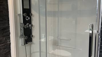 Bruser, hårtørrer, håndklæder, Sæbe