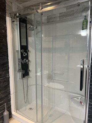 Dusche, Haartrockner, Handtücher, Seife