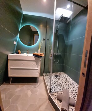 Dusche, Haartrockner, Handtücher, Toilettenpapier