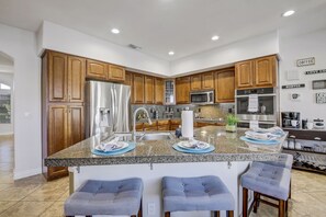 Geladeira, micro-ondas, fogão, cooktop