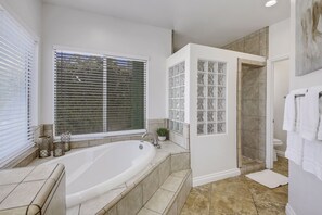 Dusche, Whirlpool, Haartrockner, Handtücher