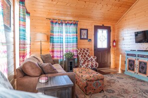 TV - Cabin 1 at Widows Peak • Terlingua, Big Bend (Terlingua)
