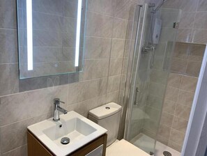 Hair dryer, bidet, towels, soap - Annex A, a one bedroom Flat in south London (Purley)