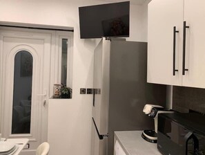 Fridge, microwave, oven, dishwasher - Annex A, a one bedroom Flat in south London (Purley)