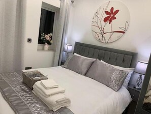 1 bedroom, desk, iron/ironing board, free WiFi - Annex A, a one bedroom Flat in south London (Purley)