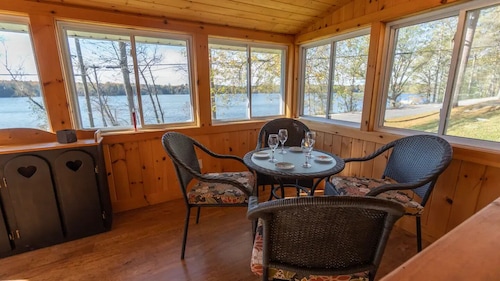 One Bedroom Cottage W/Loft By The Moon River