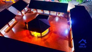Modelo de un edificio con una estructura circular central, rodeada de edificios rectangulares.