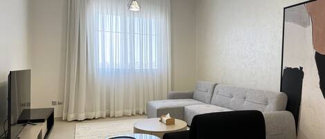 Design appartement, 3 slaapkamers | Woonruimte | Een 55-inch smart-tv met kabelzenders