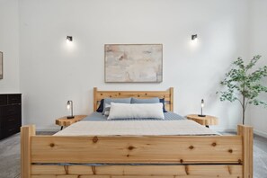 Master bed - Sandy River Group Getaway 2 (Mount Hood Village)
