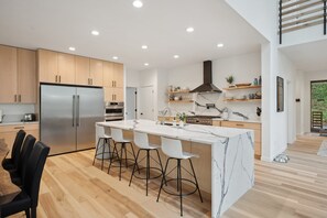 Microwave, oven, dining tables - Sandy River Group Getaway 2 (Mount Hood Village)