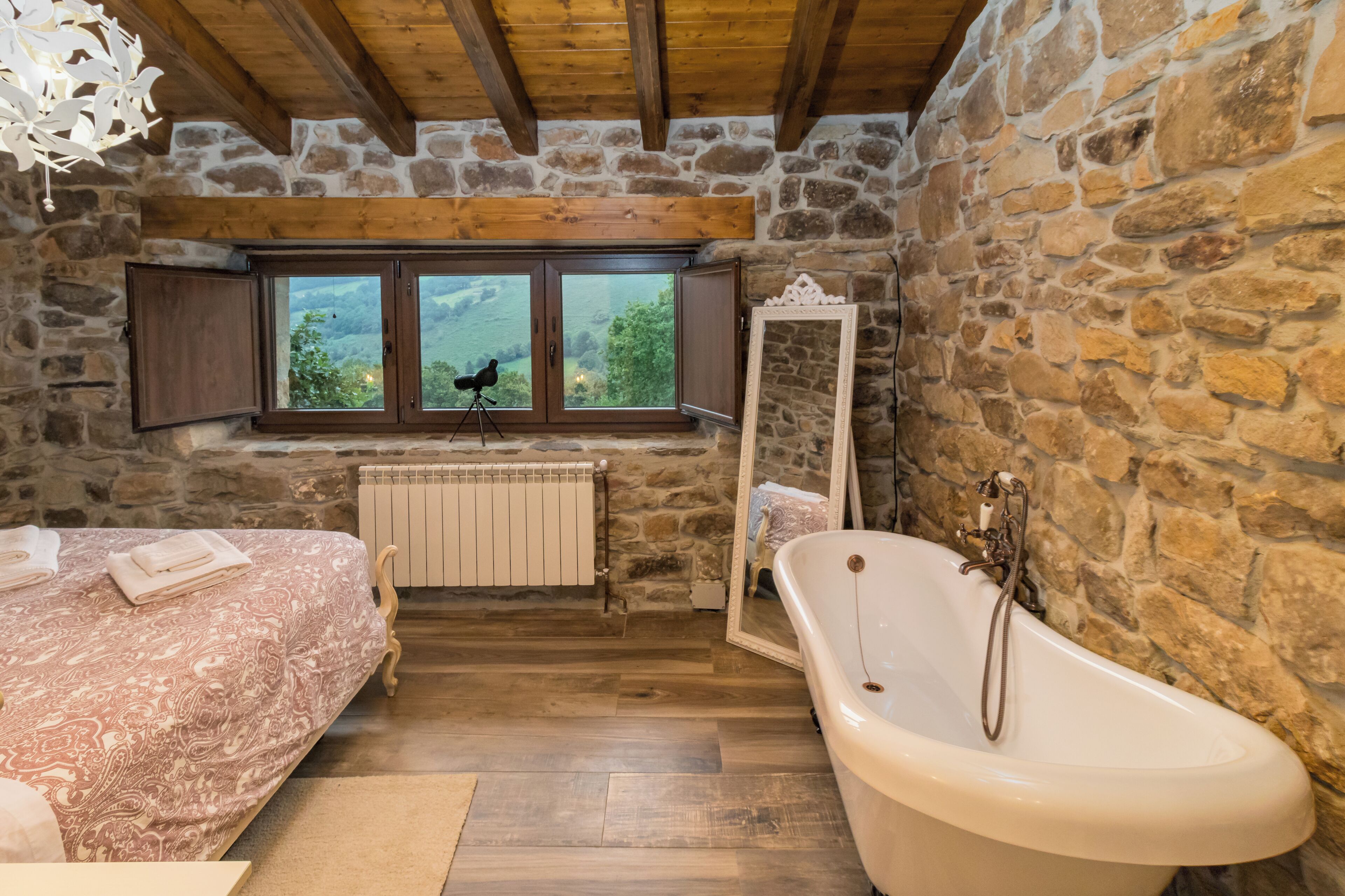 5 chambres, coffres-forts dans les chambres, fer et planche à repasser