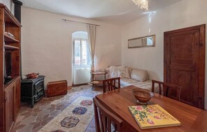 TV, fireplace, stereo