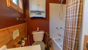 Hair dryer, towels, toilet paper - Traditional Cottage in Muskoka Lakes Bala (MacTier)