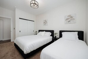 3 bedrooms, desk, iron/ironing board, travel cot - New build modern home 3BR with Hot Tub & ping pong (Delaware)