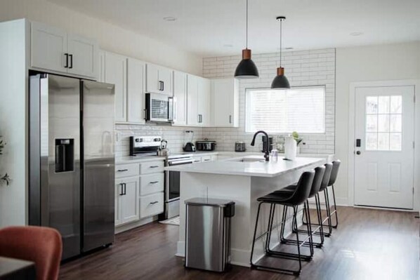 Fridge, microwave, oven, stovetop - New build modern home 3BR with Hot Tub & ping pong (Delaware)