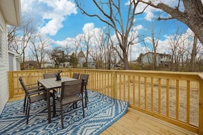 Outdoor dining - New build modern home 3BR with Hot Tub & ping pong (Delaware)