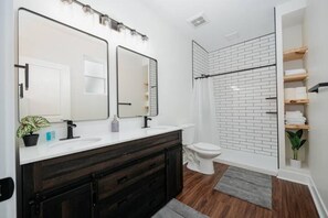 Shower, hair dryer, towels, soap - New build modern home 3BR with Hot Tub & ping pong (Delaware)