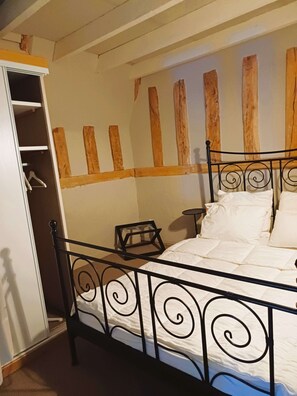 4 chambres, bureau, fer et planche à repasser, lit de bébé portatif