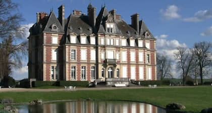 Historic castle near Paris, Disney, CDG. Sleeps 8 in 4 bedrooms, 3 full baths!
