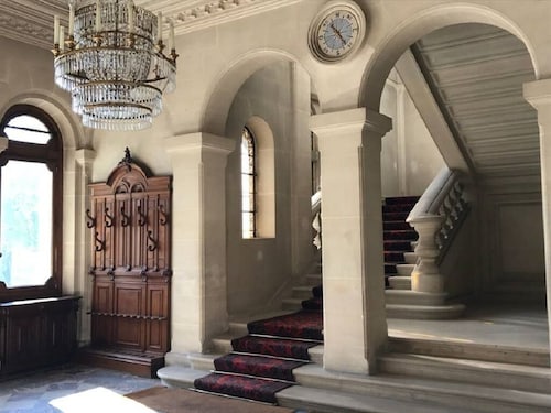 Historic castle near Paris, Disney, CDG. Sleeps 8 in 4 bedrooms,  3 full baths!