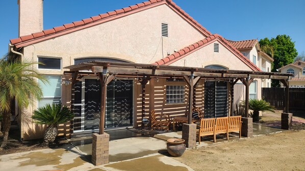 Exterior - Quiet home on the golf course, 5min walk to the Club House, 5 min drive to Tachi (Lemoore)