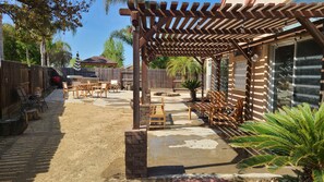 Outdoor dining - Quiet home on the golf course, 5min walk to the Club House, 5 min drive to Tachi (Lemoore)