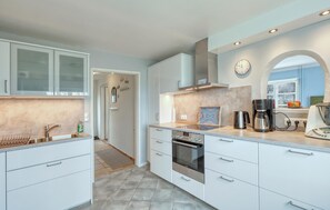 Kjøleskap, kokeplater, oppvaskmaskin og kaffetrakter/tekoker