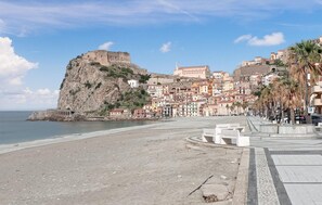 A coastal town with a prominent fort on a cliff, colorful buildings, and a sandy beach. - 1 bedroom stunning home in Scilla (Scilla)