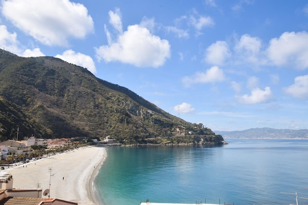 Una spiaggia nelle vicinanze