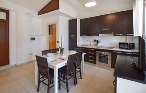 Fridge, microwave, stovetop, cookware/dishes/utensils - 1 bedroom beautiful home in Scilla (Scilla)