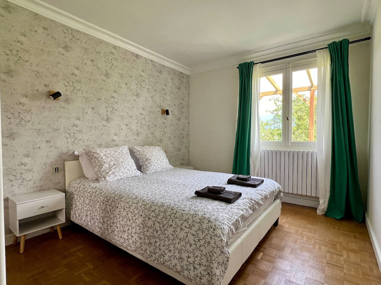 3 bedrooms, desk, iron/ironing board, travel crib