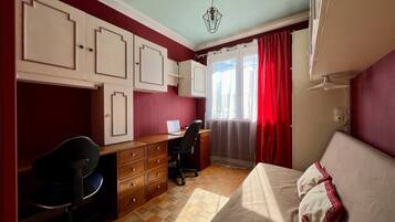 3 Schlafzimmer, Schreibtisch, BĂŒgeleisen/BĂŒgelbrett, Reisekinderbett