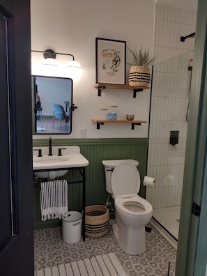 Douche, sèche-cheveux, serviettes fournies, savon